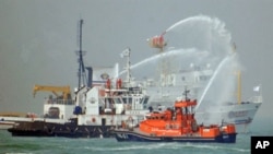 Rescue boats from Taiwan and China take part in a joint rescue drill, at sea halfway between Taiwan's Kinmen and China's Xiamen, 16 Sep 2010