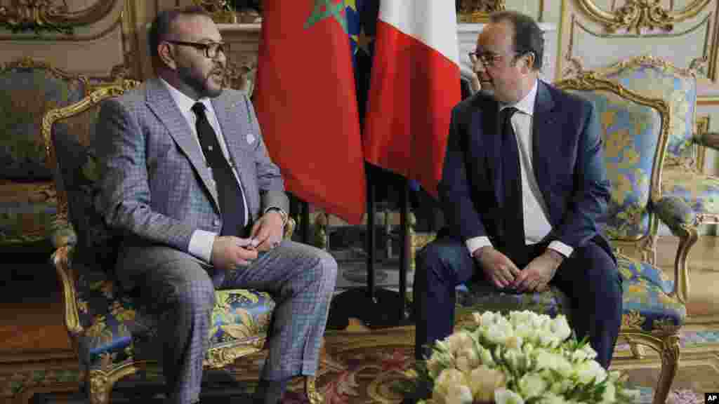 Le Roi marocain Mohammed VI et le président français Francois Hollande discutent entre eux les relations des deux pays, le 2 mai 2017.