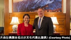 台灣駐美代表蕭美琴(左）2021年3月31日在華盛頓雙橡園宴請前美國國務卿蓬佩奧(蓬佩奧推特）