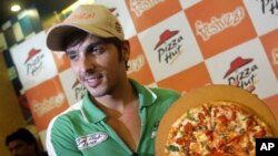 Poznati indijski glumac Zayed Khan pozira s pizzom pri otvorenju lanca Pizza Hut