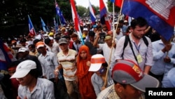 Supporters of the opposition Cambodia National Rescue Party (CNRP) attend a protest march along a street to the foreign embassies in central Phnom Penh, Oct. 25, 2013. 