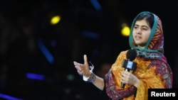 Malala Yousafzai saat memberikan sambutannya di sebuah acara di Wembley Arena, London (7/3).