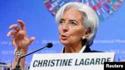 Christine Lagarde menjelaskan kasus yang dihadapinya pada konferensi pers di Washington, hari Kamis (18/4). 