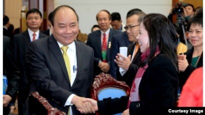 Thủ tướng Nguyễn Xuân Phúc tiếp đón kiều bào về nước đón Tết tại Phủ Chủ tịch ở Hà Nội hôm 7/2. (Ảnh chụp trang web Diễn Đàn Doanh Nghiệp)