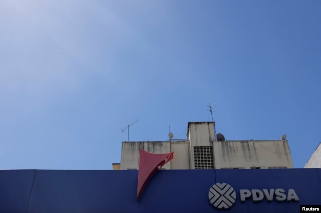 El logotipo corporativo de la petrolera estatal venezolana PDVSA se ve en una estación de servicio en Caracas, Venezuela, el 2 de noviembre de 2018.