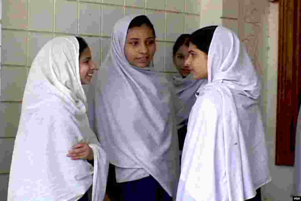 ملالہ یوسف زئی اپنی سہلیوں سے بات چیت کر رہی ہیں