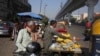 亚洲最大的蔬菜水果批发市场---印度新德里的阿扎德普尔曼迪。（资料照）