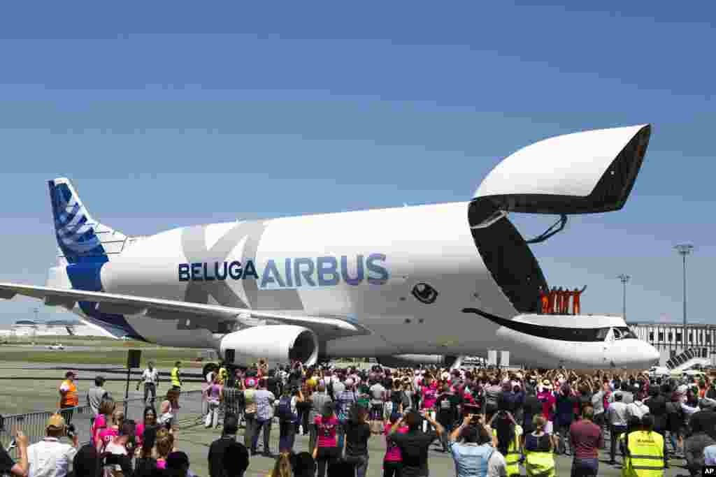프랑스&nbsp;툴루즈 블라냐크 공항에서 시민들이 에어버스 벨루가 XL 수송기의 성공적인 비행을 이끈 엔지니어들을 향해 환호하고 있다.&nbsp;