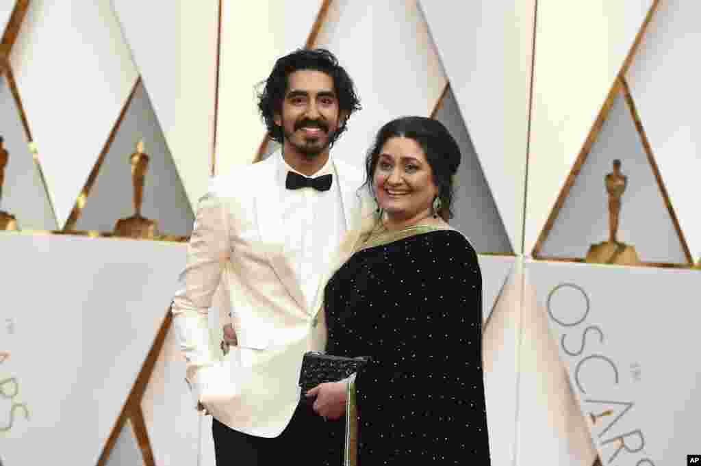 Dev Patel, a la izquierda, y Anita Patel llegan a los Oscar en el Teatro Dolby de Los Ángeles.