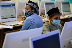 Para pelajar di sekolah Islam mengenakan masker sedang mengikuti ujian di tengah pandemi virus corona, Banda Aceh, 10 Juni 2020. (Foto: AFP)