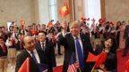 Ông Trump vẫy lá cờ Việt Nam khi gặp Thủ tướng Nguyễn Xuân Phúc hôm 27/2.