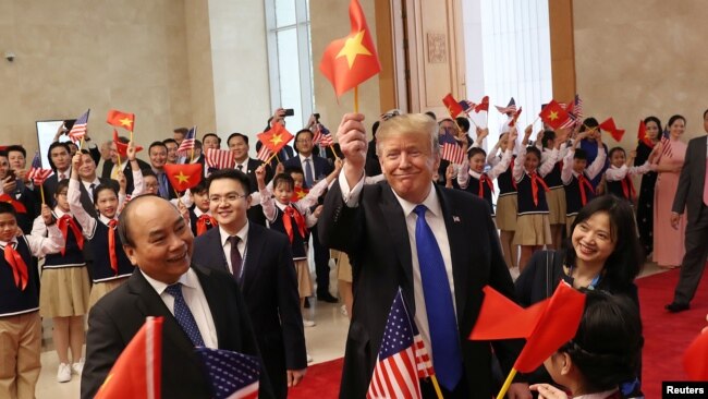 Ông Trump vẫy lá cờ Việt Nam khi gặp Thủ tướng Nguyễn Xuân Phúc hôm 27/2.
