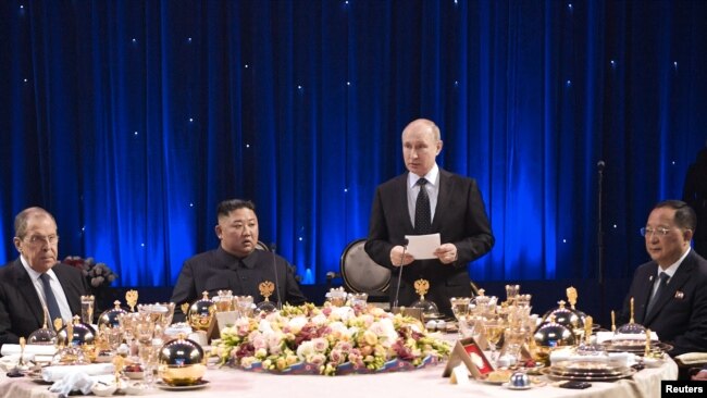 俄罗斯总统普京和朝鲜领导人金正恩在俄罗斯沿海城市符拉迪沃斯托克会谈后参加宴席。（2019年4月25日）