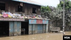 မကွေးတိုင်းဒေသကြီး ရေဘေးသင့် ပြည်သူများ (ဓာတ်ပုံ - ကိုစည်သူ၊ ဗွီအိုအေ မြန်မာပိုင်းသတင်းထောက်)