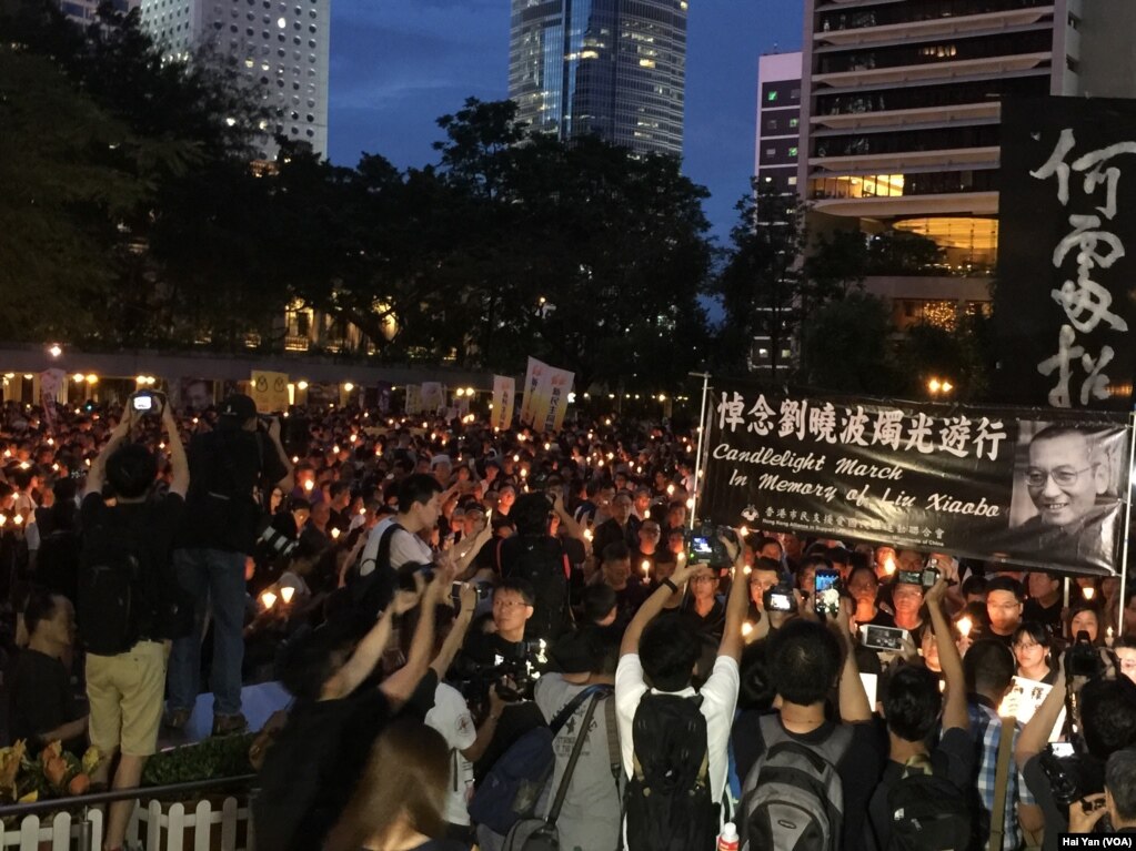 港人烛光游行至中联办悼念刘晓波(美国之音海彦拍摄)