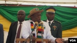 UMongameli Emmerson Mnangagwa ngesikhathi ephendulana labantu eKuwadzana ngoLwesihlanu.