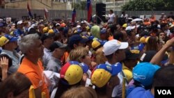 Las calles de la capital de Venezuela recibieron a miles de manifestantes que gritaron en contra del gobierno del presidente Nicolás Maduro. 1 de abril de 2017. Foto: Álvaro Algarra / VOA.