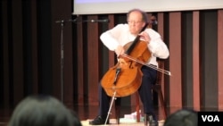 លោក វេជ្ជបណ្ឌិត ប៊ីត រិចនើ (Beat Richner) កំពុង​លេងសេឡូ (cello) ដើម្បី​ប្រមូល​ថវិកា​ទ្រទ្រង់​មន្ទីរពេទ្យ​គន្ធបុប្ធា។