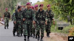 Pasukan keamanan dikerahkan untuk memulihkan kerukunan di sekitar lokasi terjadinya bentrokan warga di desa Balinuraga, Lampung (30/10). Insiden bentrokan di wilayah ini telah menewaskan 14 orang, akhir pekan lalu.