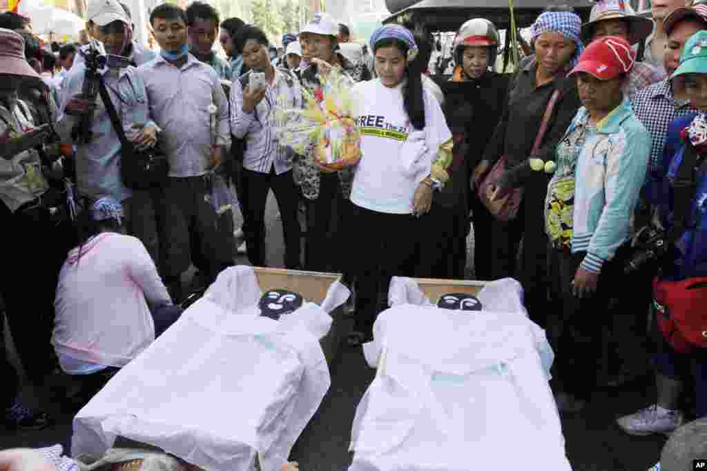 Supporters of the defendants protest with effigies symbolizing the judge and prosecutor, near Phnom Penh Municipality Court, in Phnom Penh, Cambodia, May 30, 2014.