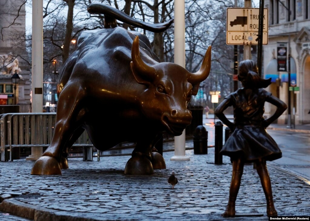 紐約華爾街附近著名的銅牛像對麵，樹立起&ldquo;無畏女孩&rdquo;銅像，迎接國際婦女節（2017年3月7日）