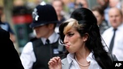 La chanteuse britannique Amy Winehouse arrive au tribunal d'instance de Westminster à Londres, le 24 juillet 2009.