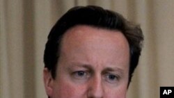 ທ່ານ David Cameron ນາຍົກລັດຖະມົນຕີອັງກິດ ທີ່​​ປະກາດ​ໃນ​ວັນ​ອັງຄານ​ຜ່ານມາວ່າ ຕົນ​ຈະສົ່ງທີ່ປຶກສາທາງທະຫານ 20 ຄົນໄປ ຊ່ວຍພວກກະບົດ​ໃນ​ວຽກ​ງານດ້ານ
ການຈັດຕັ້ງດ້ານພະລາທິການ ແລະການສື່ສານ (AP Photo/Anjum Naveed)