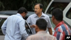 Sáng lập viên của công ty gia công phần mềm Satyam Computer Services B. Ramalinga Raju (giữa) đến tòa án ở Hyderabad.