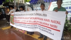 Ucapan Natal dari kelompok muslim di depan Gereja Katedral Jakarta, Rabu, 25 Desember 2019. (Foto: VOA/Sasmito)