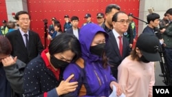 The mother of a detained North Korean defector (blue jacket) attends a protest outside China’s embassy in Seoul, South Korea, April 30, 2019. (B. Gallo/VOA). The event was organized by former North Korean diplomat Thae Yong-Ho (navy suit, red tie).