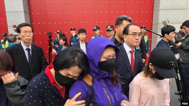 2019年4月30日,一名脱北女孩的母亲在韩国的中国大使馆前示威