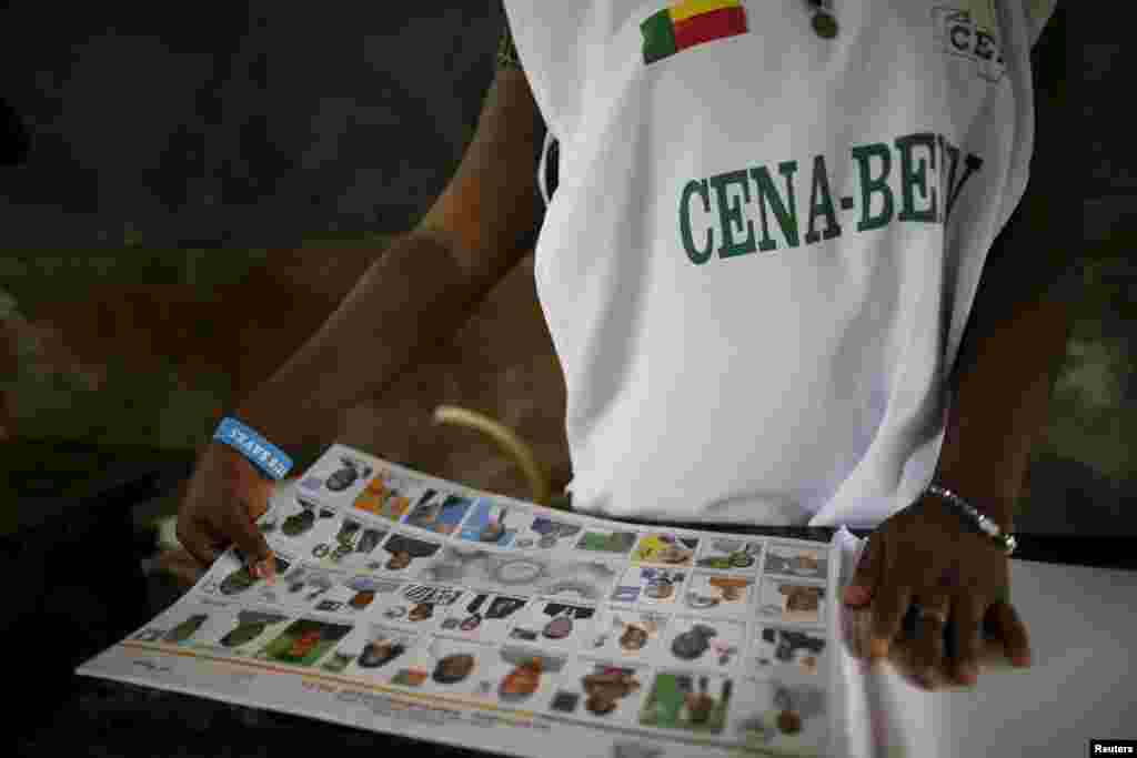 Un personnel du bureau de vote prépare le matériel électoral, le 6 mars 2016 à Cotonou, au Bénin. Au total, 33 candidats se présentent à cette élection présidentielle. (REUTERS/Akintunde Akinleye)