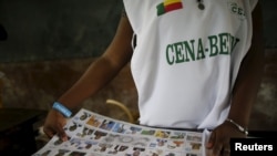 Un membre d'un bureau de vote prépare le matériel électoral, à Cotonou, au Bénin, le 6 mars 2016.