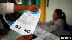 Archivo - Trabajadores electorales cuentan los votos en una puesto de votación en un referéndum sobre la disputa fronteriza entre Belice y Guatemala en Ciudad de Guatemala, el 15 de abril de 2018.