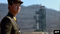 지난 2012년 4월 북한 동창리 미사일 발사대에 은하-3호 장거리 로켓이 세워져있다.