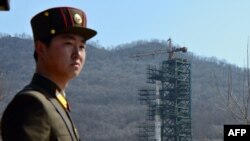 지난 2012년 4월 북한 동창리 미사일 발사대에 은하-3호 장거리 로켓이 세워져 있는 모습