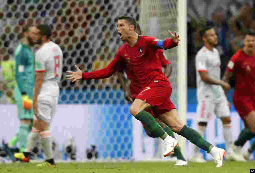 កីឡាករ Cristiano Ronaldo របស់ប្រទេសព័រទុយហ្គាល់អបអរក្រោយពេលបានស៊ុតចូលទីគ្រាប់ទី៣ ដោយបាល់ Free Kick ដែលធ្វើឲ្យលទ្ធផល ៣-៣ ជាមួយប្រទេសអេស្ប៉ាញ ក្នុងពូល B ក្នុងព្រឹត្តិការណ៍បាល់ទាត់ពិភពលោក នៅកីឡដ្ឋាន Fisht ក្នុងទីក្រុង Sochi ប្រទេសរុស្ស៊ី។