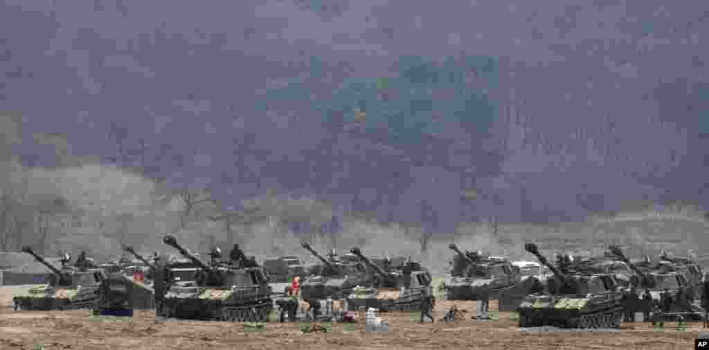 Tank-tank K-55 milik marinir Korea Selatan pada latihan melawan kemungkinan serangan dari Korea Utara dekat desa perbatasan Panmunjom di Paju, Korea Selatan (1/4). (AP/Ahn Young-joon)