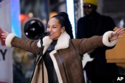 Alicia Keys tampil di acara "Today" NBC di Rockefeller Plaza pada Selasa, 14 Desember 2021, di New York. (Foto: AP)