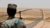 Một thành viên của lực lượng biên phòng Ả rập Xê út canh gác tại biên giới giáp với Iraq. (Ảnh tư liệu)