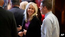 TrumpMonica Crowley, sourire aux lèvres, sort de l'ascenseur dans le hall de la Trump Tower à New York, 15 décembre 2016. 