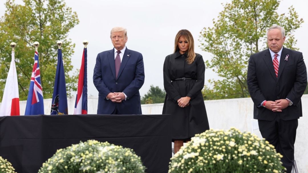 Predsednik i prva dama Donald i Melanija Tramp u pratnji sekretara za prirodne resurse Dejvida Bernarda na komemoraciji kod spomenika žrtavama sa leta 93, čiji su putnici savladali otmičare 11. septembra 2001, i oborili avion u polje u Pensilvaniji.