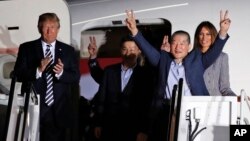 美国总统川普（左一）和第一夫人梅拉尼亚在安德鲁斯联合基地欢迎曾被朝鲜关押的三名美国人回到美国。（2018年5月10日）
