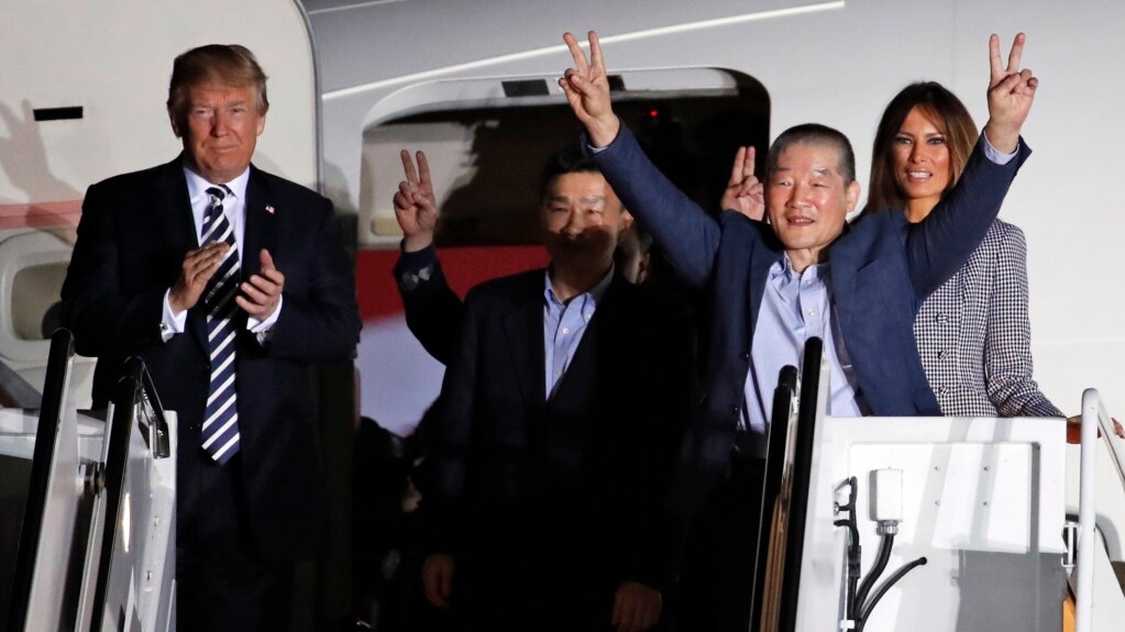 Donald Trump recibe a Kim Dong Chul, Kim Hak Song y Tony Kim Los tres detenidos estadounidenses liberados por Pyongyang