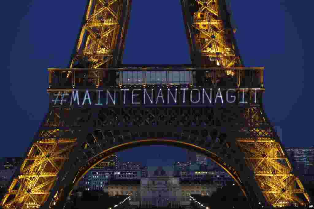&quot;Maintenant on agit&quot;, le message de la Tour Eiffel qui fait écho à Time&#39;s up lors de la Journée internationale des droits des femmes, à Paris, le 7 mars 2018.