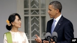 Tổng thống Obama và lãnh tụ đối lập Miến Điện Aung San Suu Kyi trong cuộc họp báo tại tư gia của bà Suu Kyi ở Yangon, Myanmar, ngày 19/11/2012.