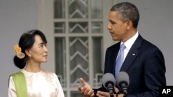 Tổng thống Obama và lãnh tụ đối lập Miến Điện Aung San Suu Kyi trong cuộc họp báo tại tư gia của bà Suu Kyi ở Yangon, Myanmar, ngày 19/11/2012.