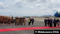 U.S. Vice President is welcomed to Papua New Guinea, Nov. 17, 2018, where he is attending the Asia Pacific Economic Co-operation (APEC) summit.