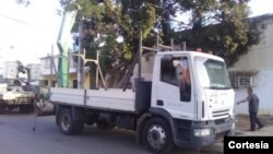 Un camión de de la Corporación Eléctrica y trabajadores colocan un nuevo transformador para el sector 10 de la urbanización San Jacinto, una de las más pobladas de Maracaibo, estado Zulia, Venezuela. Foto: Cortesía.
