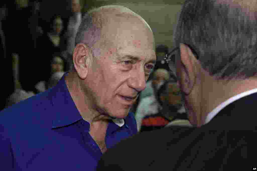 Former Israeli prime minister Ehud Olmert speaks to a lawyer upon his arrival at the Tel Aviv District Court in Israel, May 13, 2014.&nbsp;